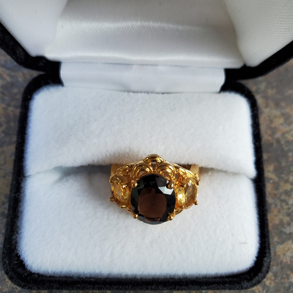 Vintage gold tone Ring with large brown stone